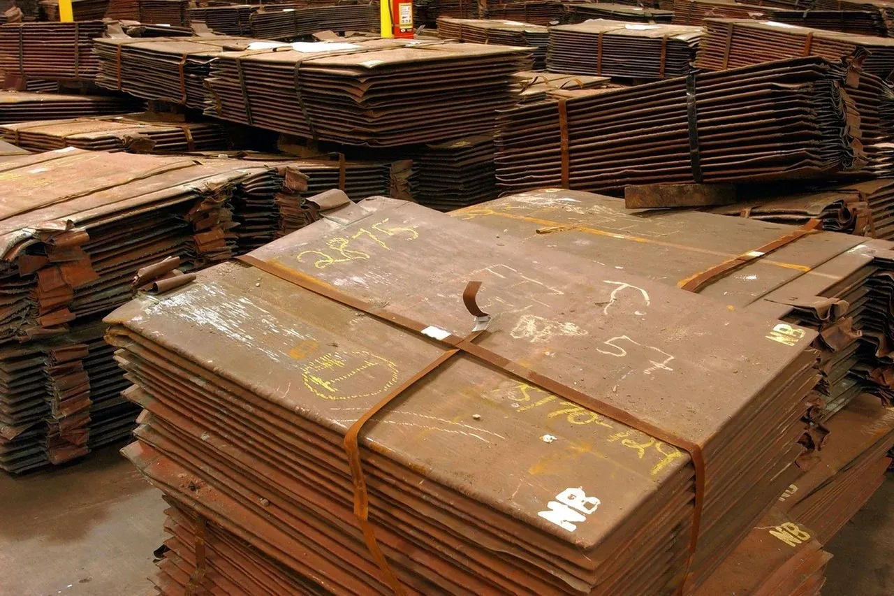 Kho đồng cathode xếp chồng cao trong warehouse