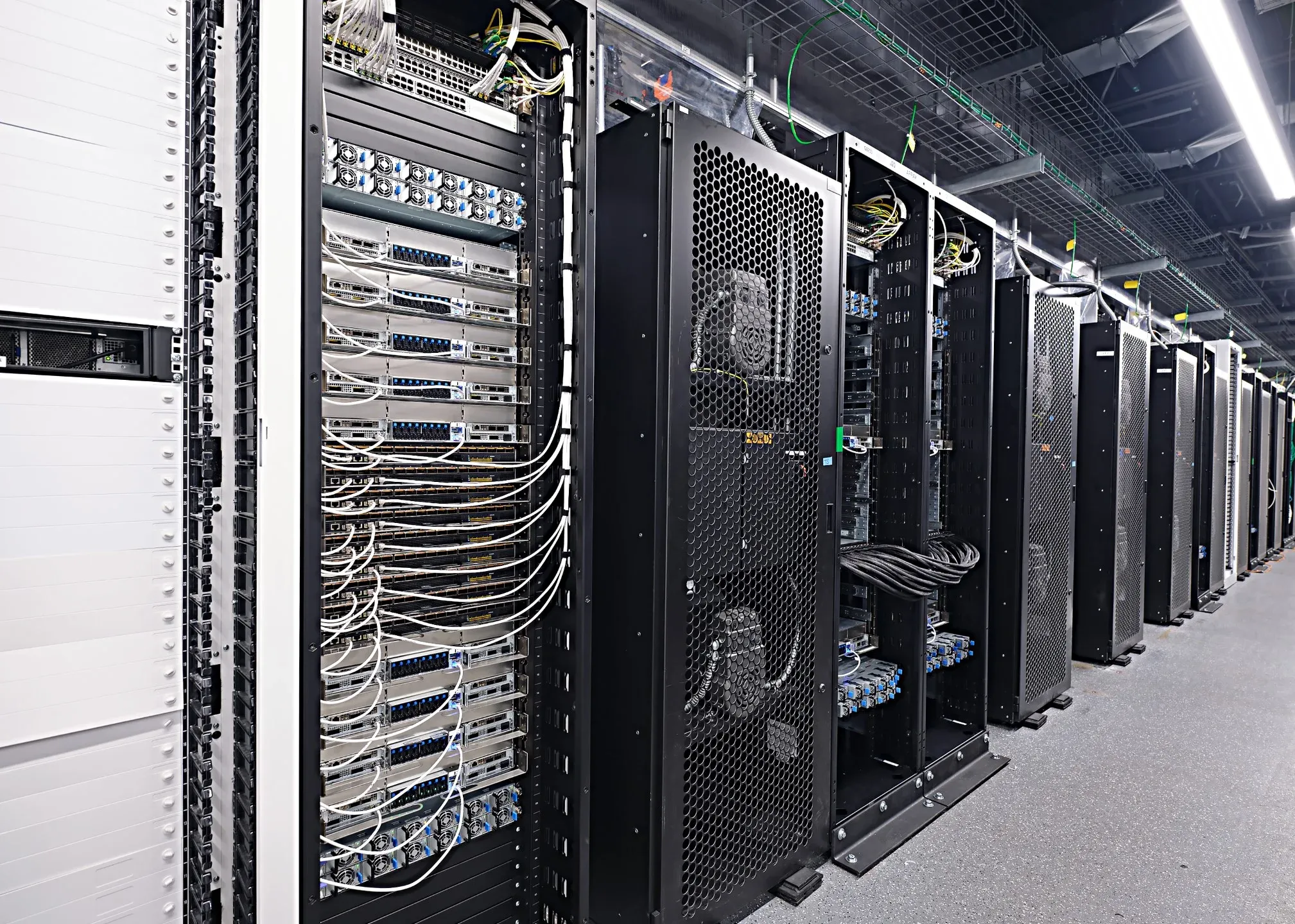 Giàn máy chủ GPU trong trung tâm dữ liệu AI quy mô lớn