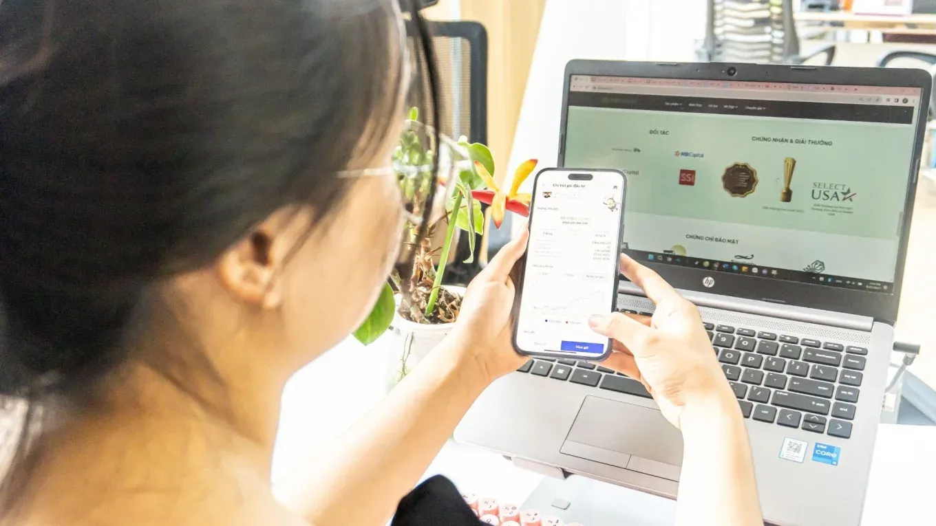 Người trẻ đầu tư chứng chỉ quỹ qua điện thoại