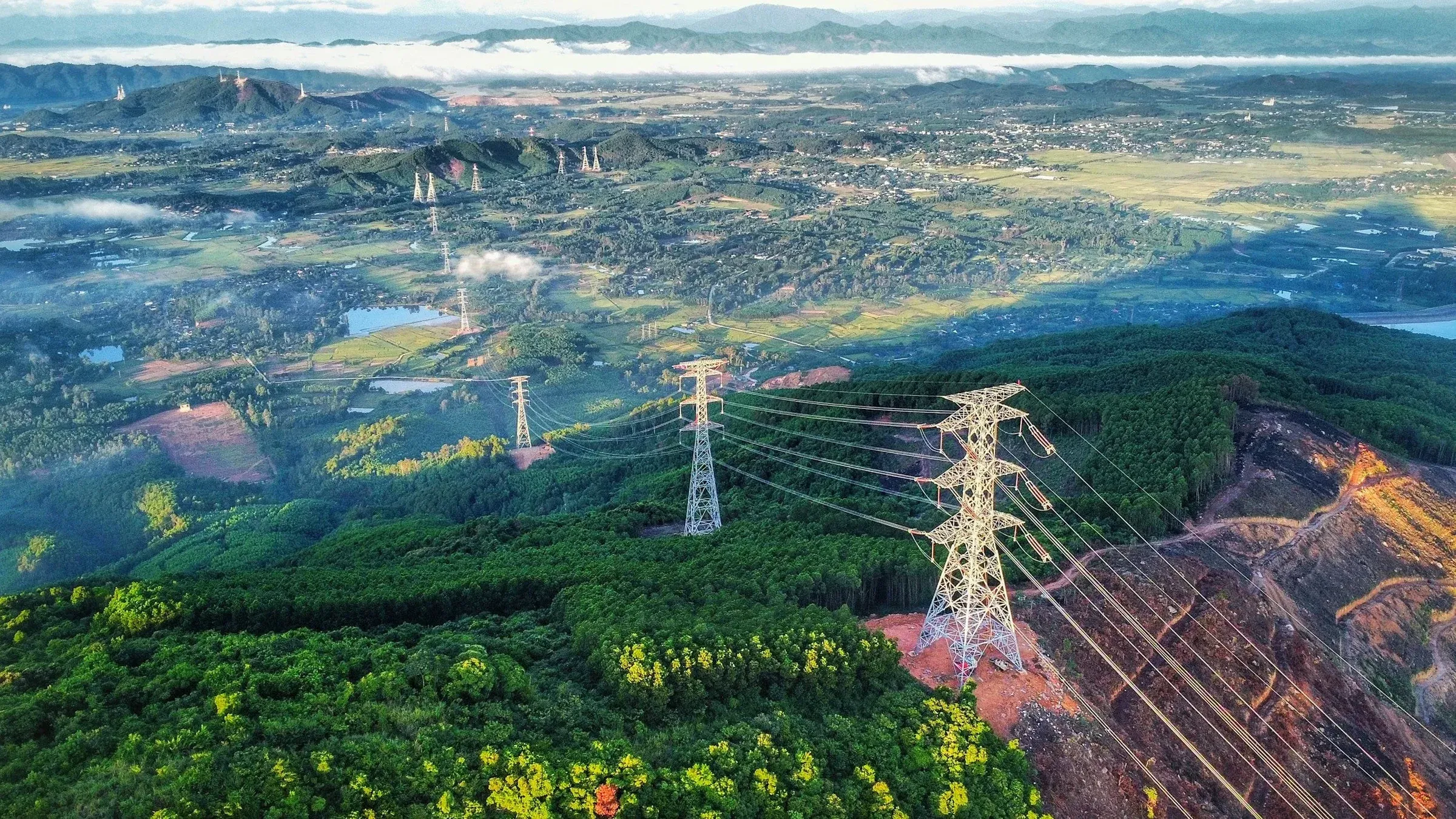 Đường dây truyền tải 500kV tại Việt Nam — biểu tượng chuỗi xây lắp tư vấn ngành điện