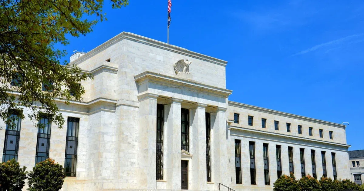 Tòa nhà Cục Dự trữ Liên bang Mỹ tại Washington — chính sách lãi suất cao của Fed là yếu tố kéo chi phí cơ hội của vàng tăng