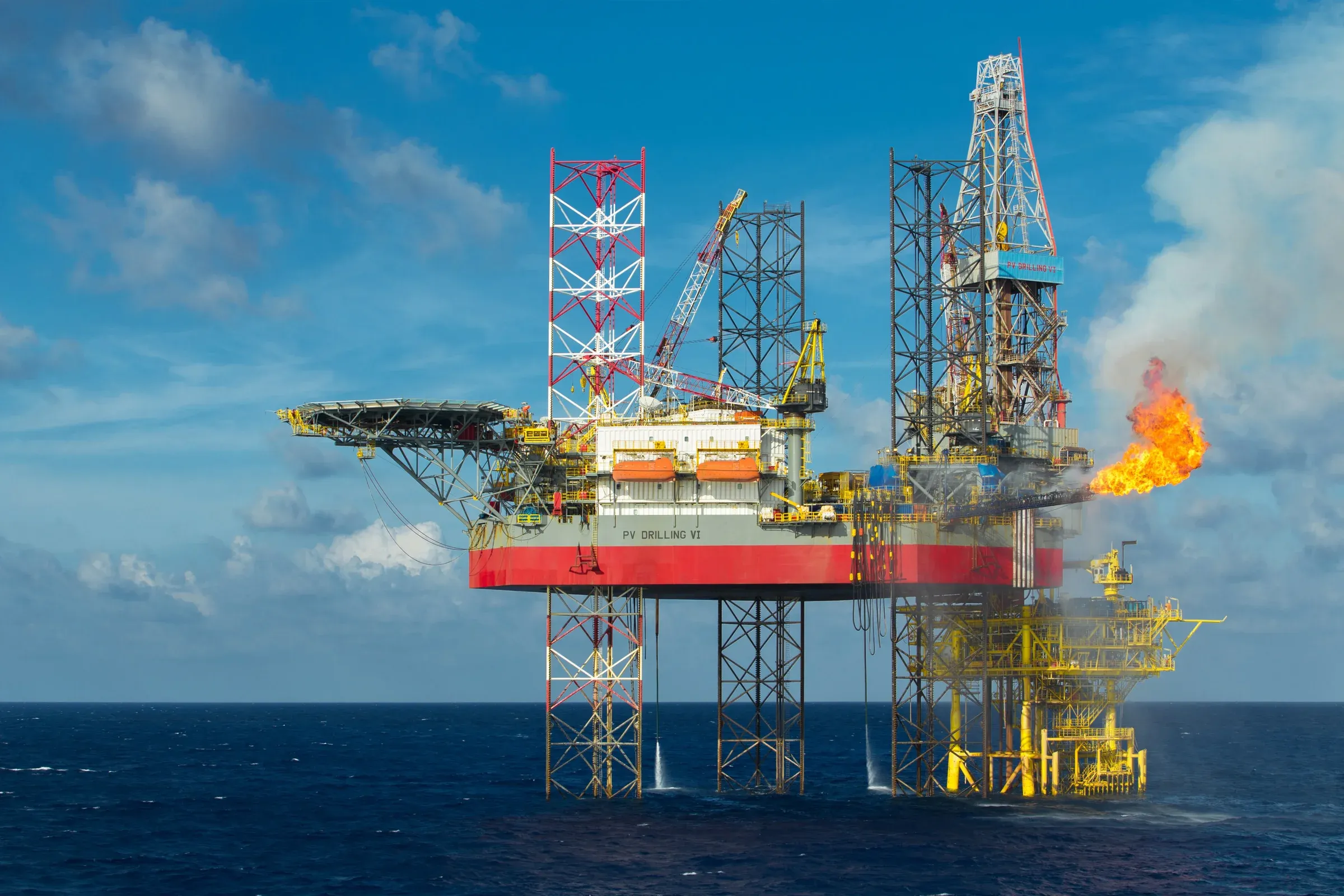 Giàn khoan dầu khí ngoài khơi — Brent giữ vùng 108 USD/thùng là yếu tố hỗ trợ doanh thu nhóm dầu khí