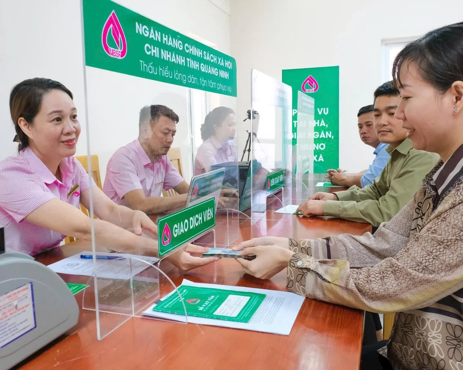 Người dân làm thủ tục vay vốn
