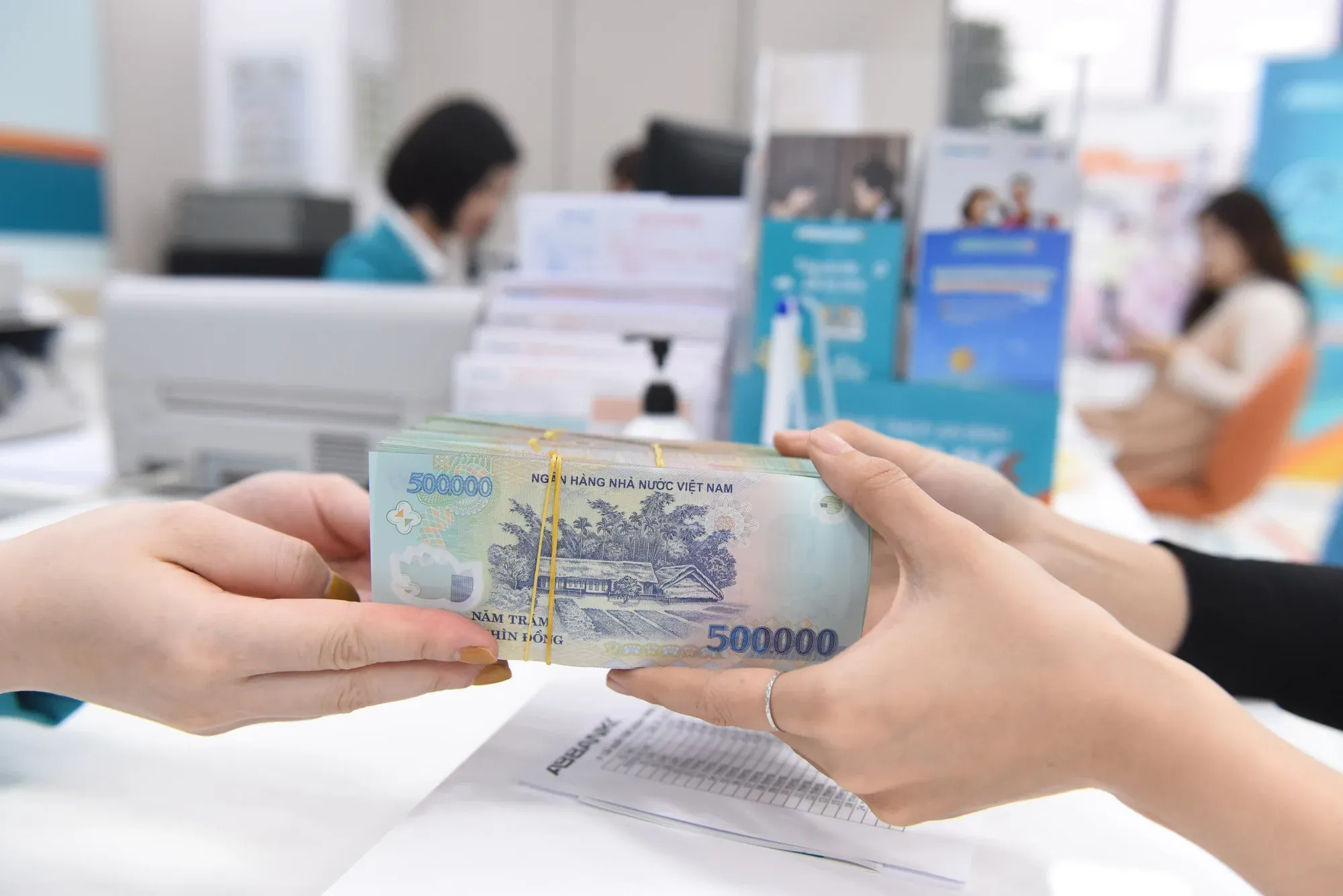 Gửi tiền ngân hàng và mua trái phiếu không phải là một việc