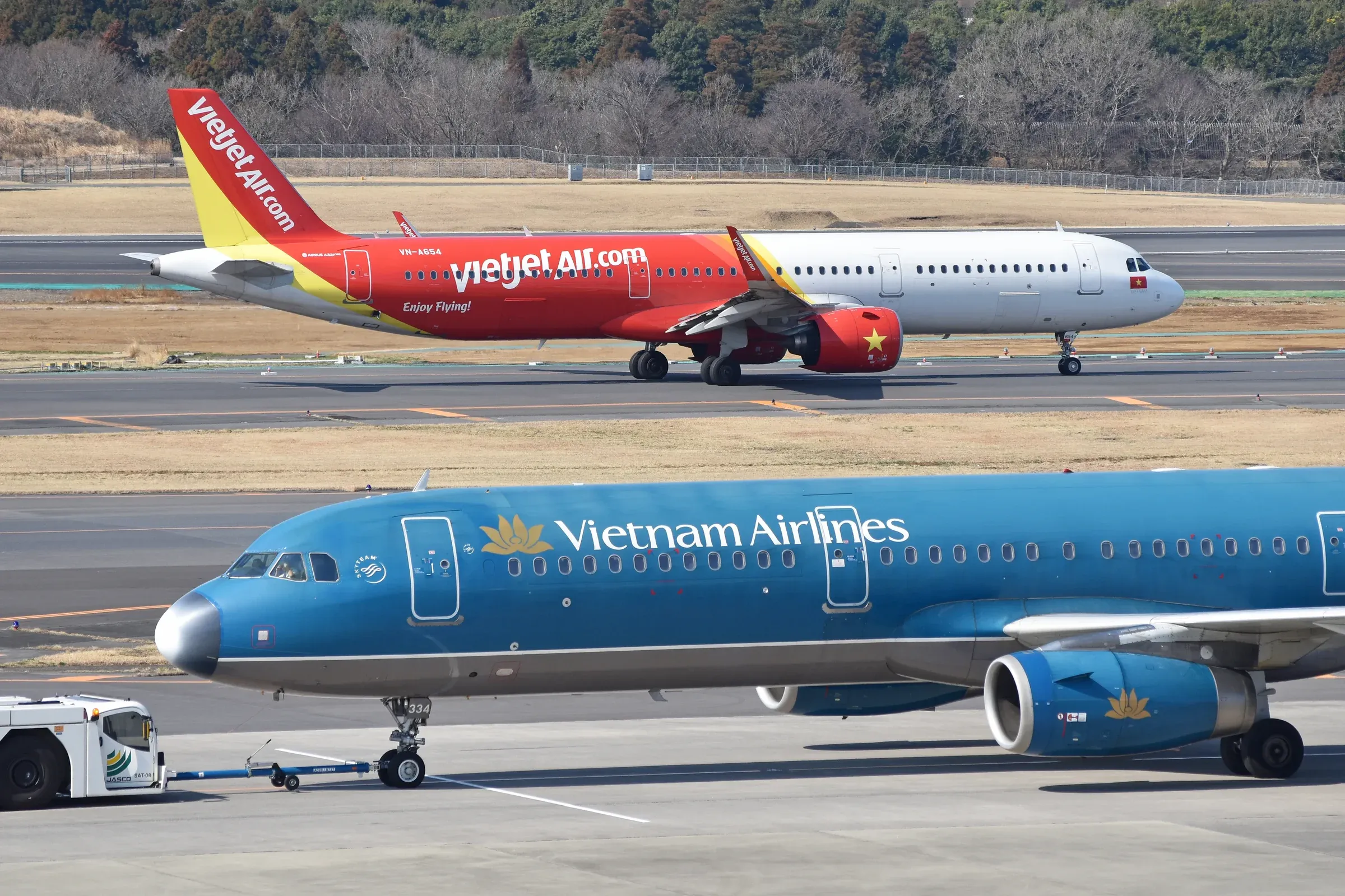 Máy bay Vietjet Air và Vietnam Airlines — nhóm chịu ảnh hưởng lớn từ giá nhiên liệu