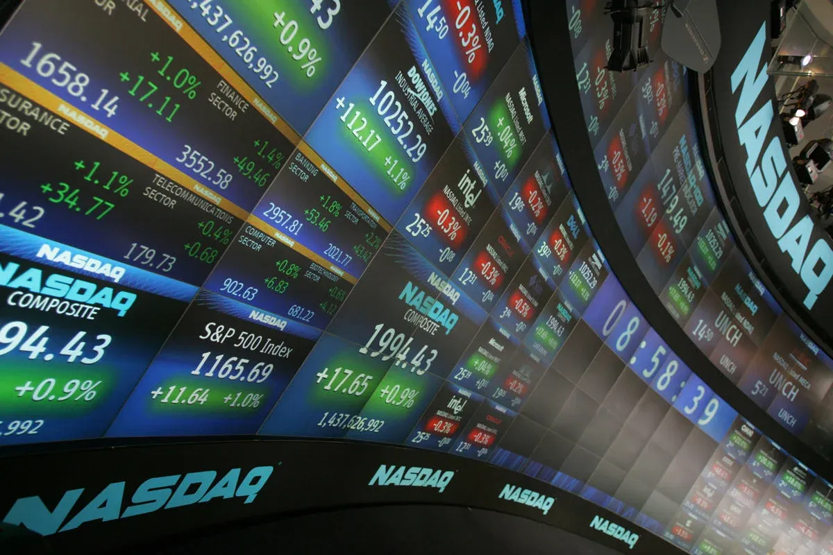 Sàn giao dịch Nasdaq với bảng giá điện tử đầy màu sắc