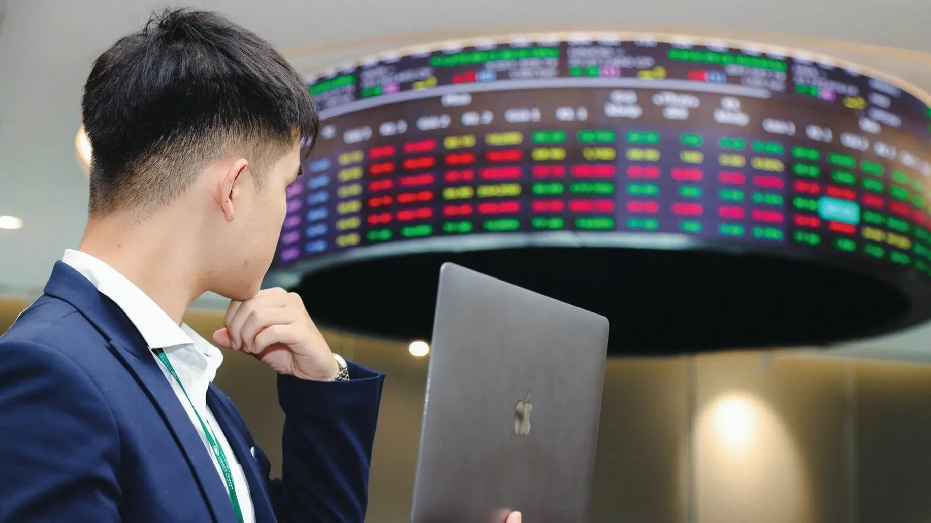 Nhà đầu tư cân nhắc quyết định trước bảng điện tử giao dịch