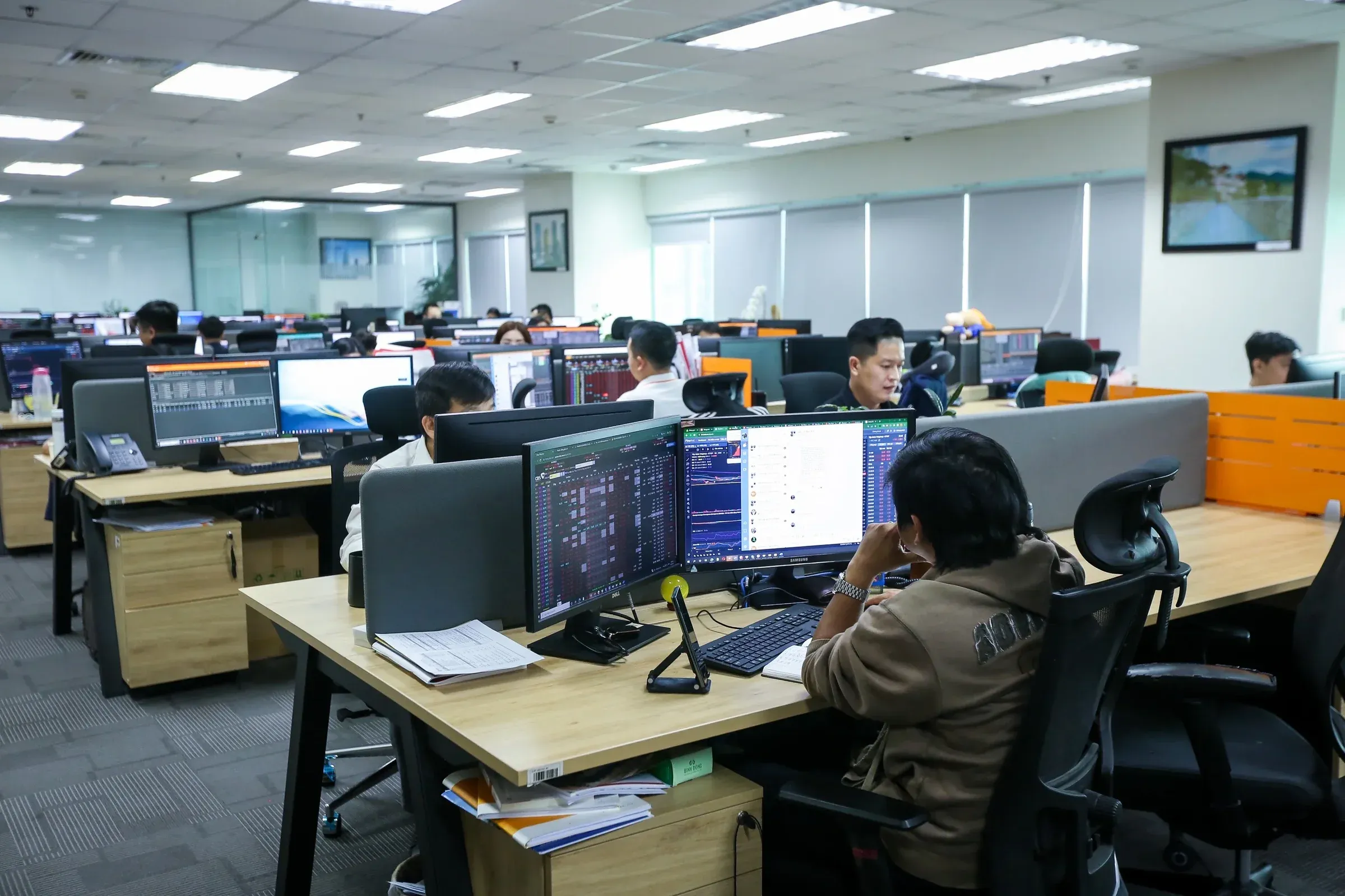 Nhà đầu tư theo dõi thị trường chứng khoán