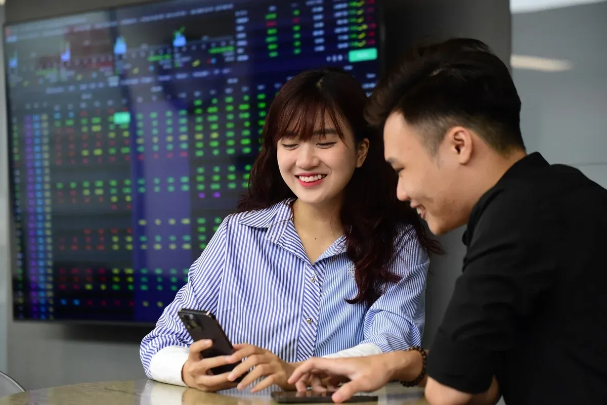 Nhà đầu tư cá nhân theo dõi thị trường: cẩn trọng với đòn bẩy khi VN-Index tiệm cận kháng cự