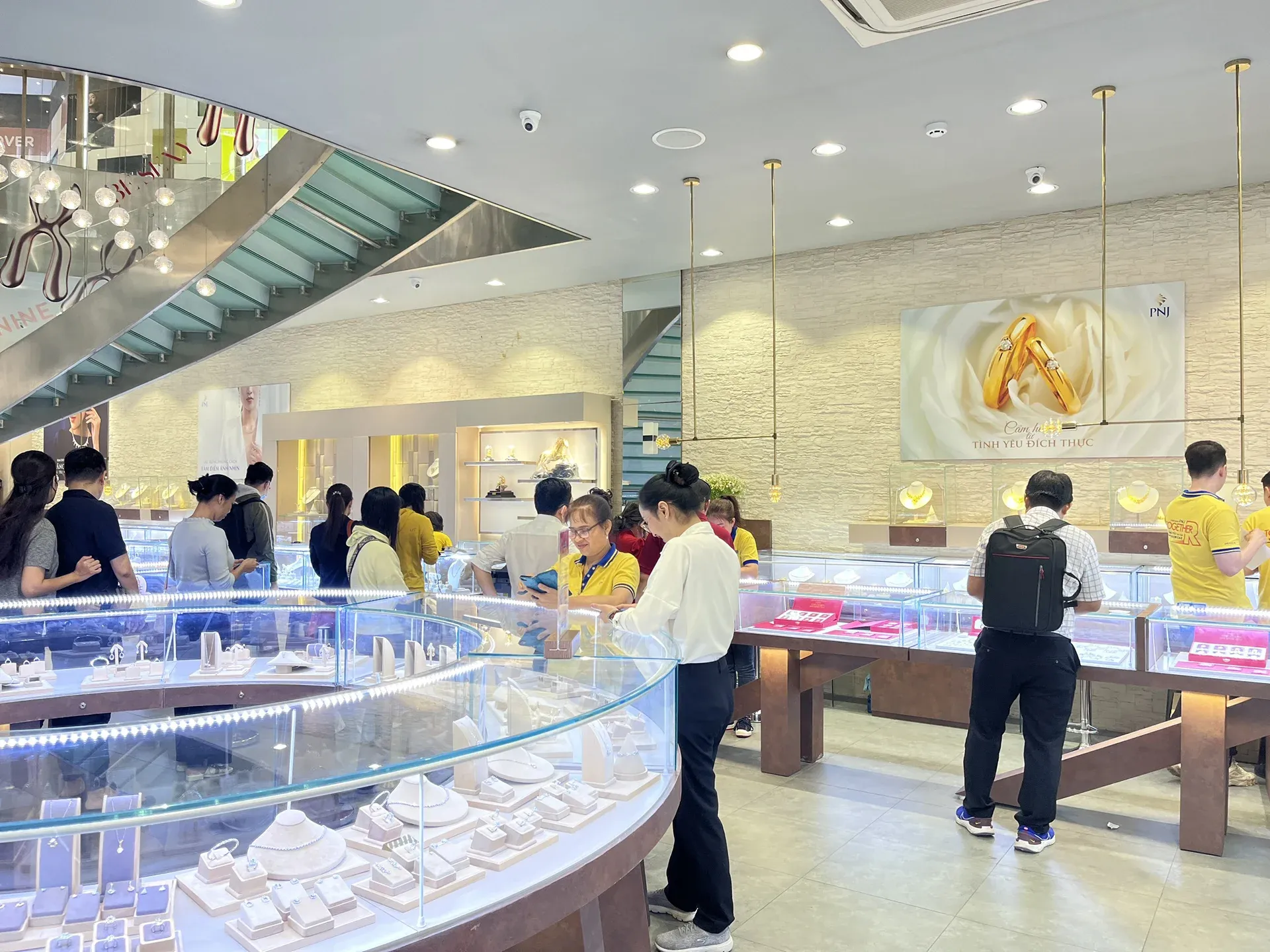 Cửa hàng PNJ đông khách mua trang sức