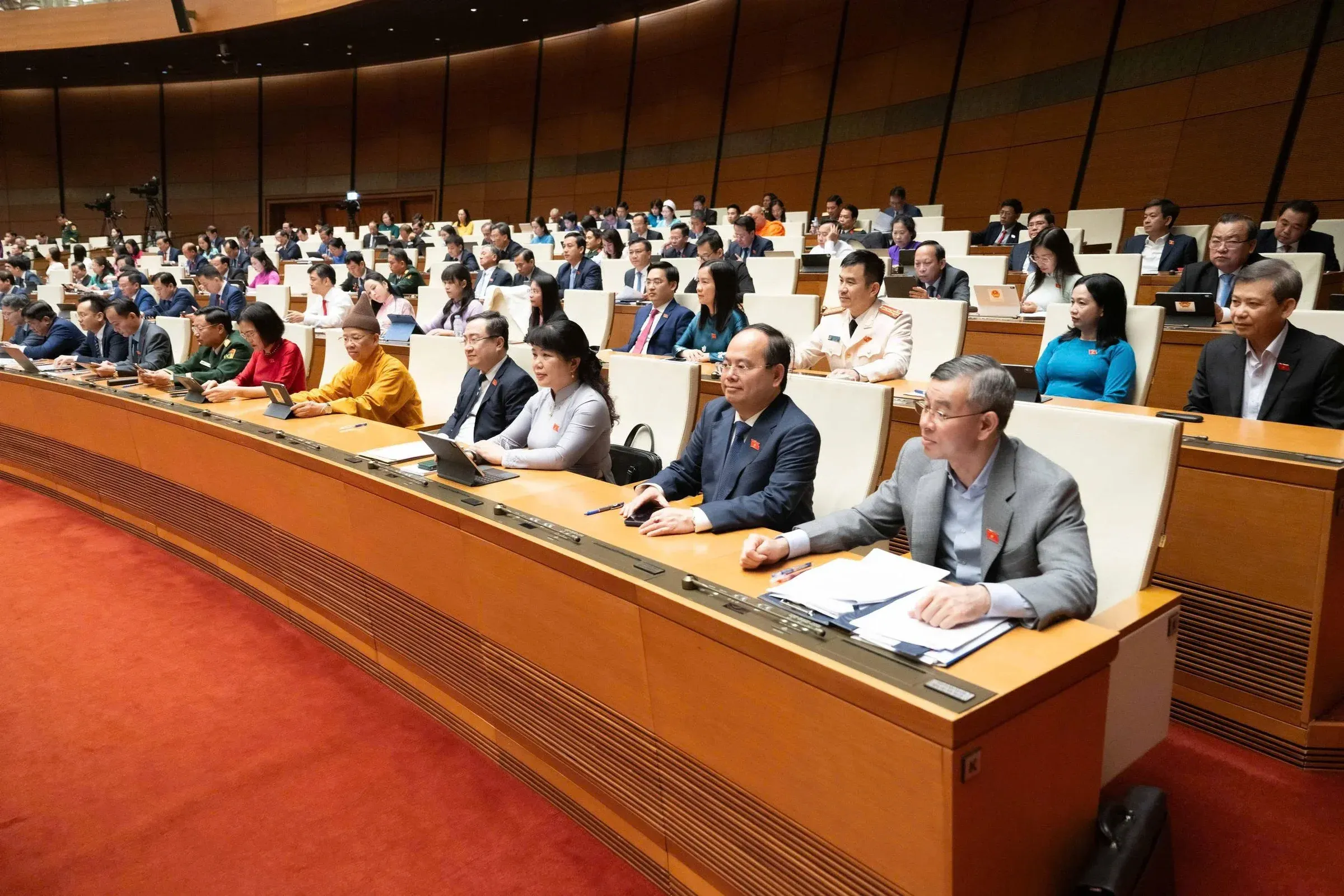 Phiên họp Quốc hội Việt Nam bàn về miễn thuế xăng dầu