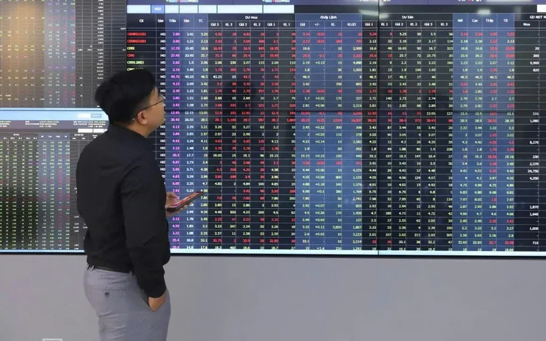 Nhà đầu tư theo dõi bảng điện tử sàn chứng khoán