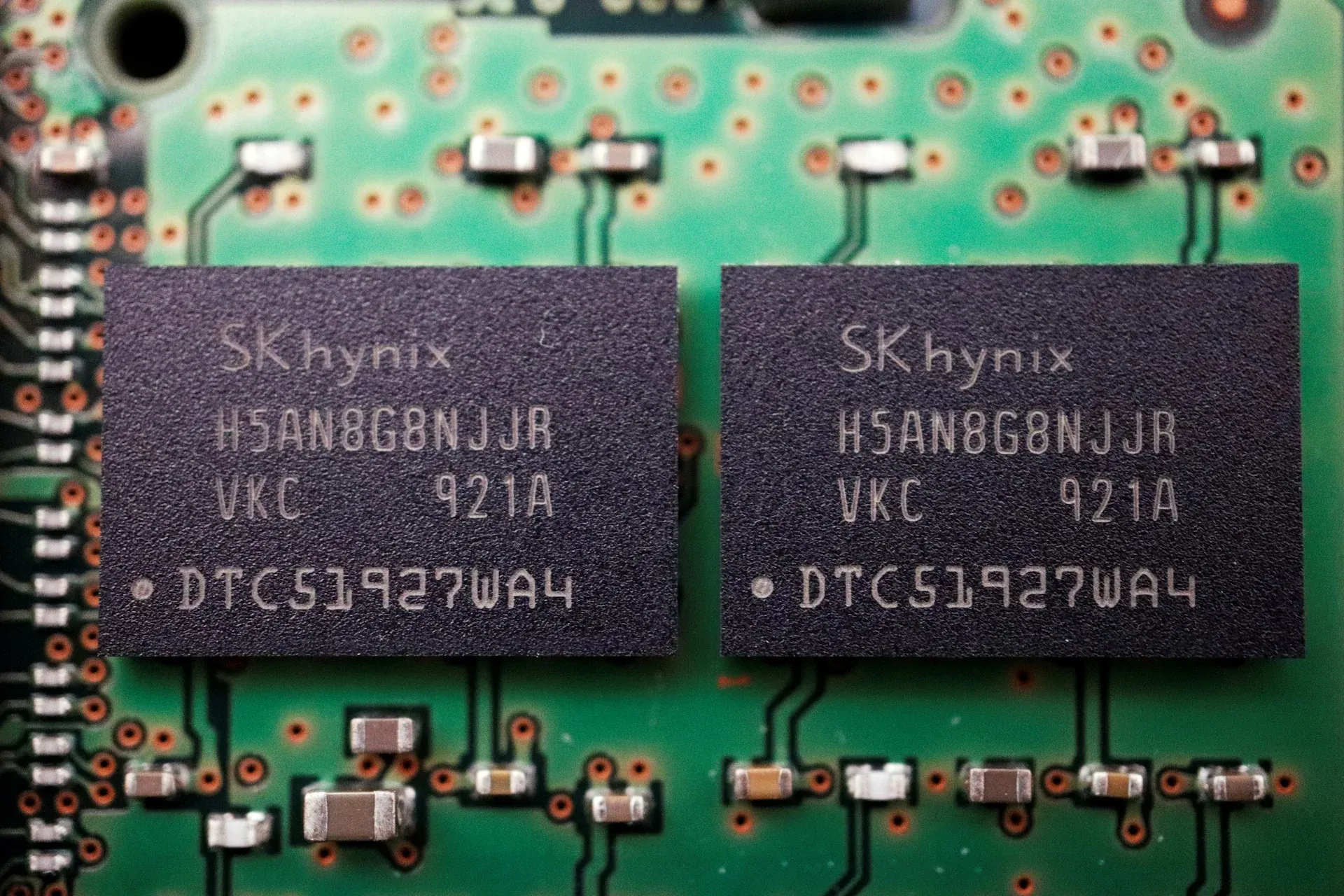 Chip nhớ SK Hynix trên bo mạch, biểu tượng của chu kỳ thiếu hụt HBM toàn cầu