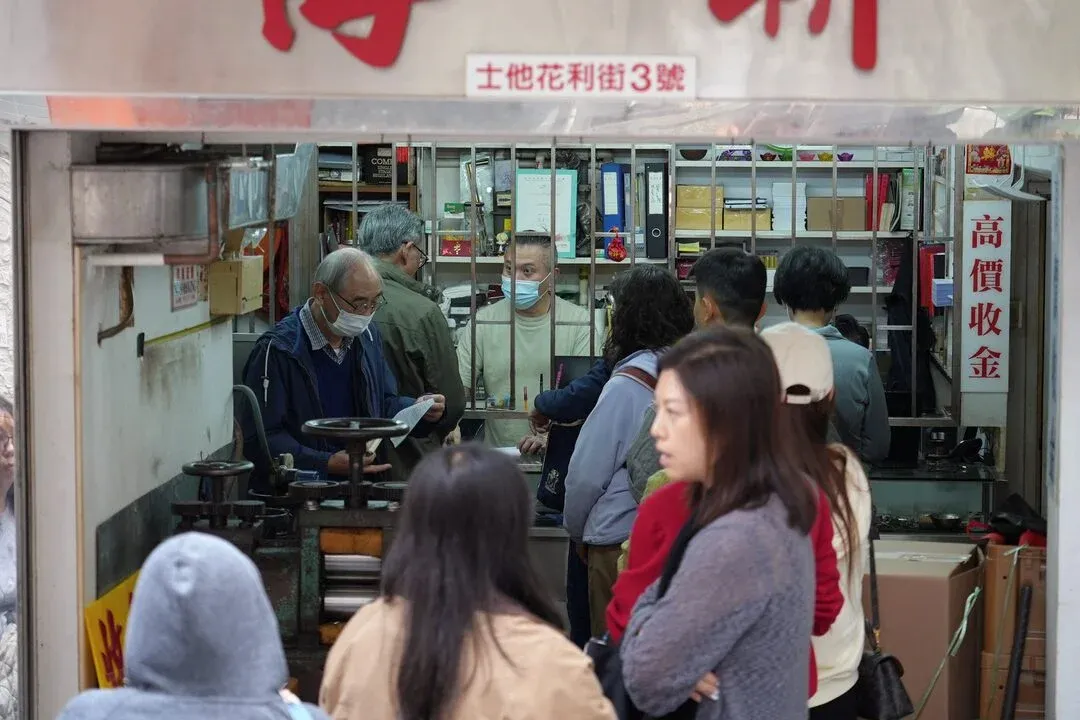 Người dân xếp hàng mua vàng tại tiệm vàng châu Á