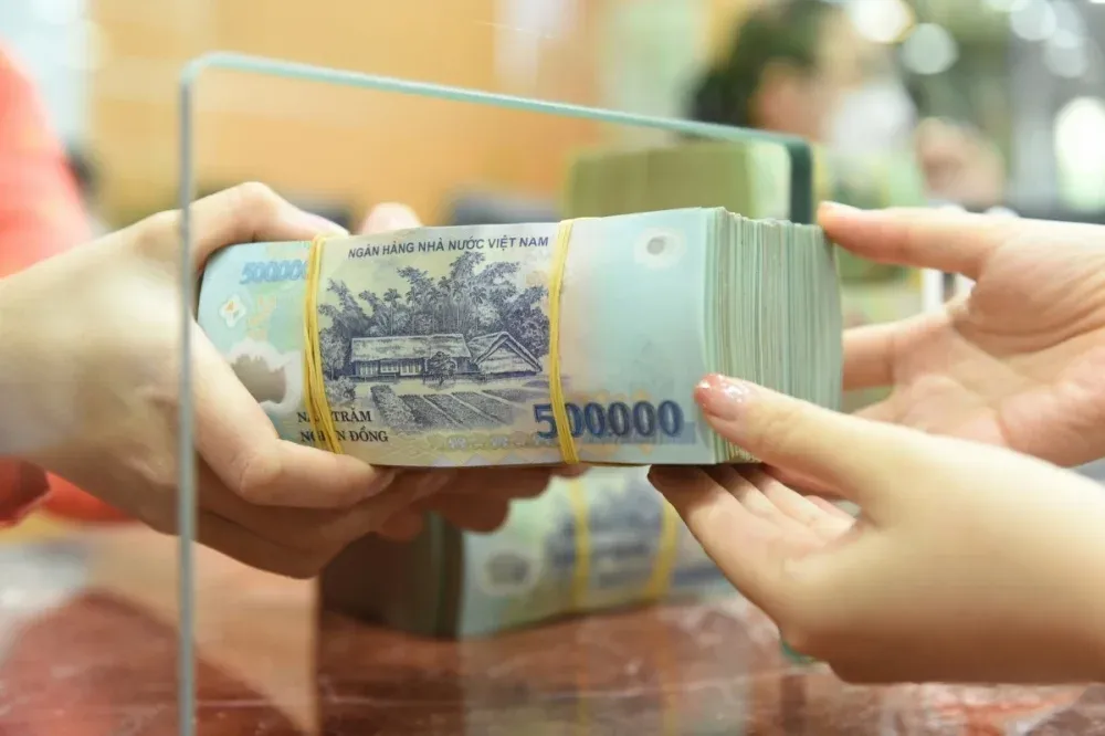 Giao dịch tiền mặt tại quầy ngân hàng - ảnh minh họa lãi suất tiết kiệm Việt Nam