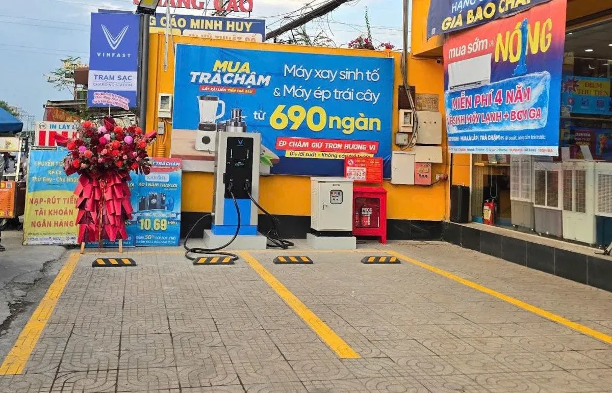 Trạm sạc xe điện tại cửa hàng MWG