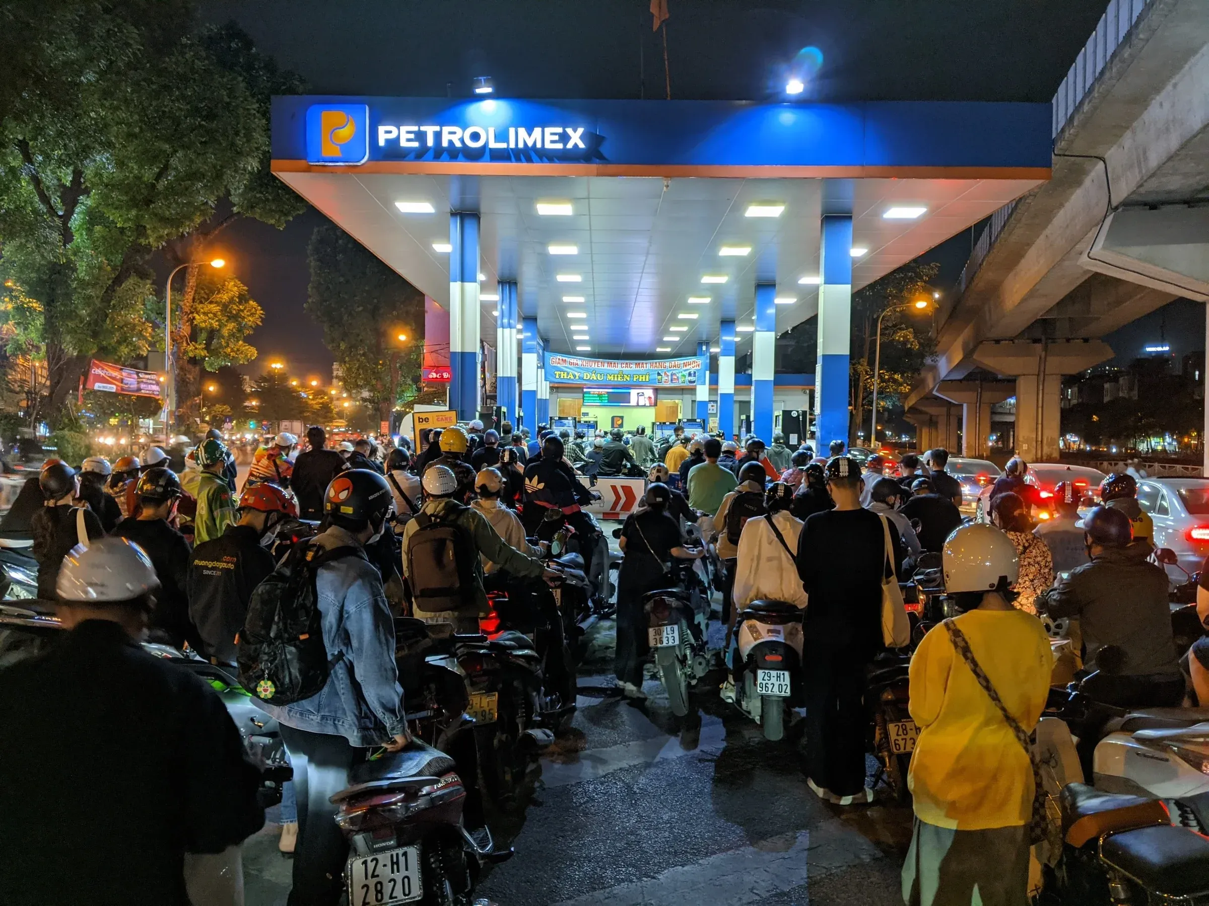 Người dân xếp hàng đổ xăng tại trạm Petrolimex