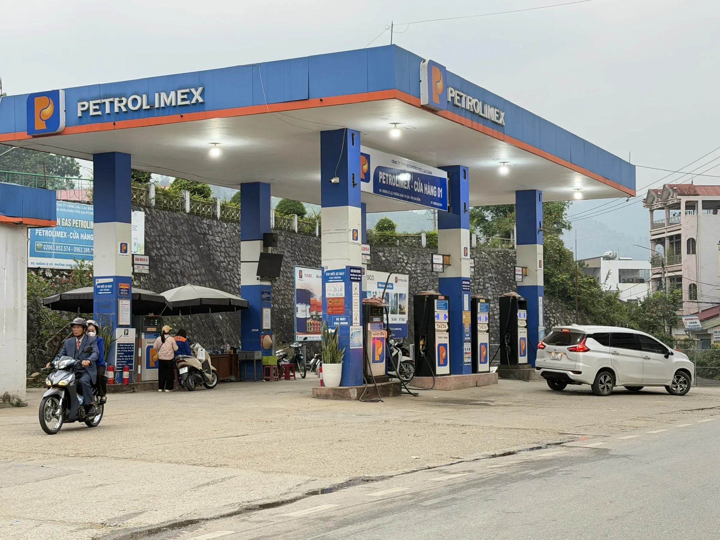 Trạm xăng tại Việt Nam — nhiên liệu là chi phí đầu vào của toàn bộ nền kinh tế sản xuất