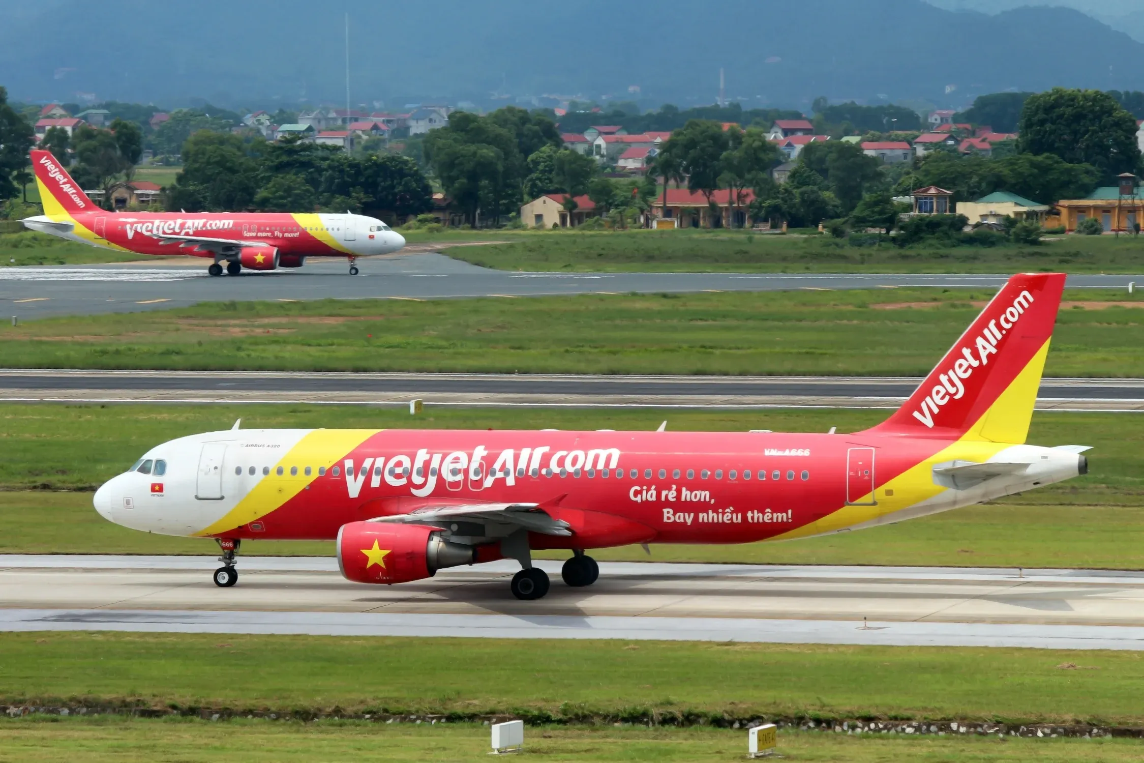 Máy bay Vietjet trên đường băng