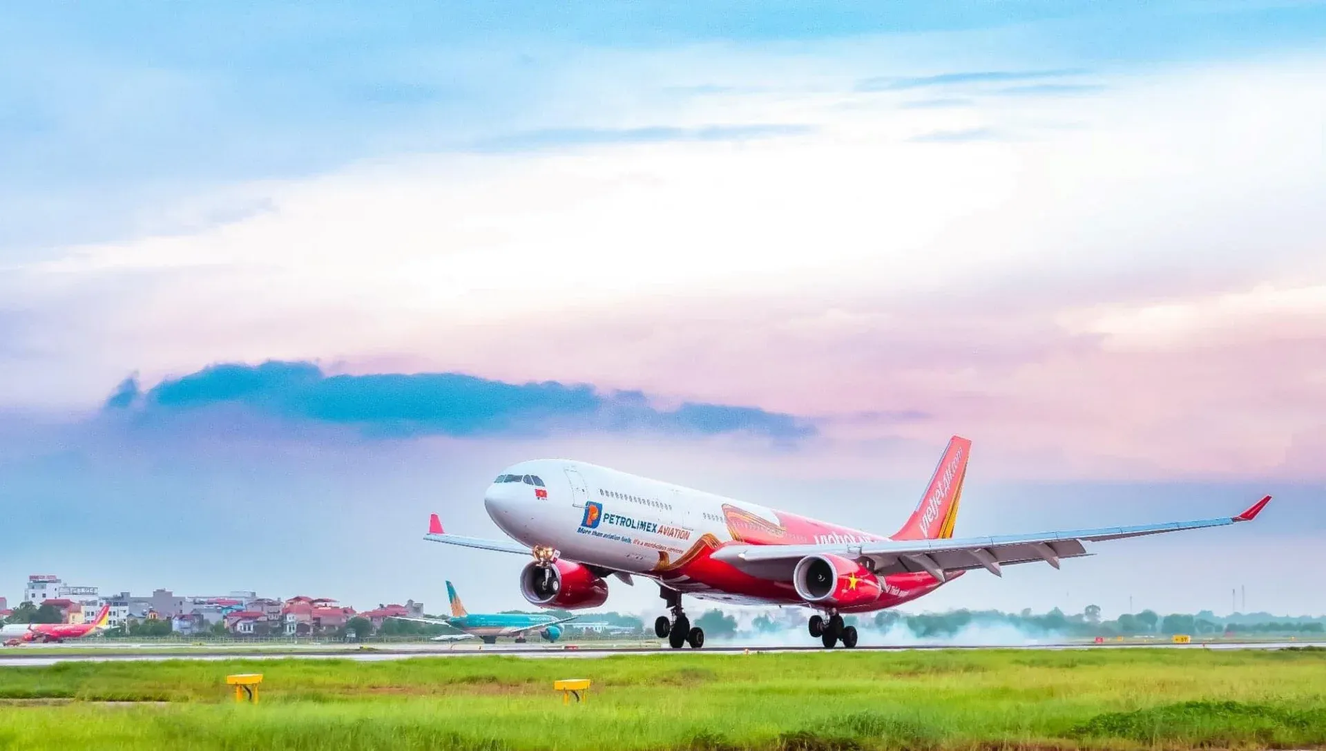 Máy bay Vietjet Air cất cánh