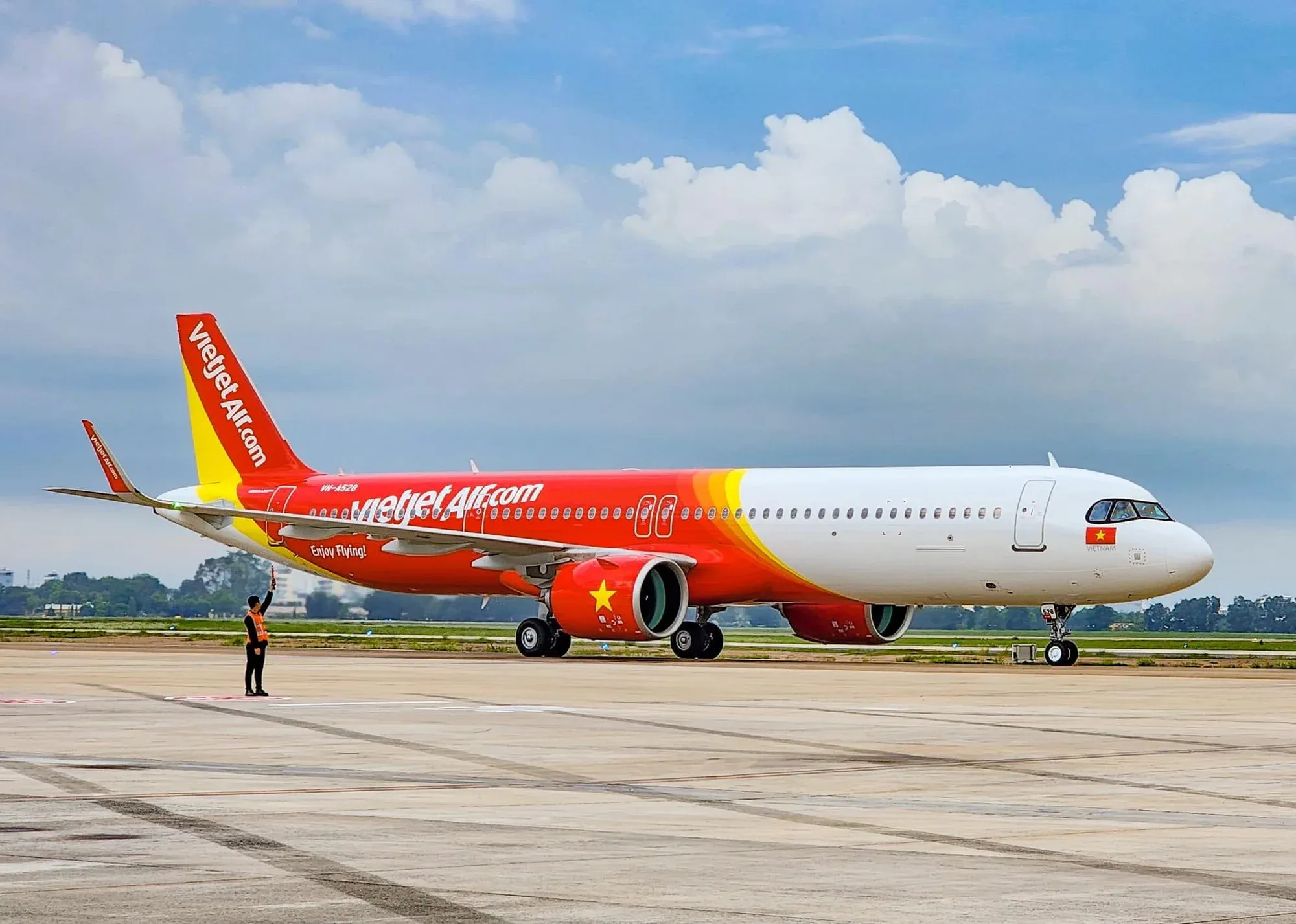 Máy bay VietJet A321 trên đường băng
