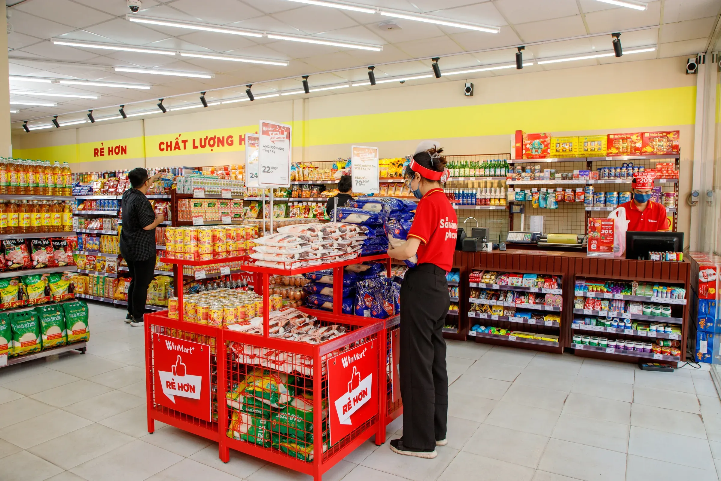Bên trong cửa hàng WinMart+: hàng hóa đa dạng và nhân viên phục vụ