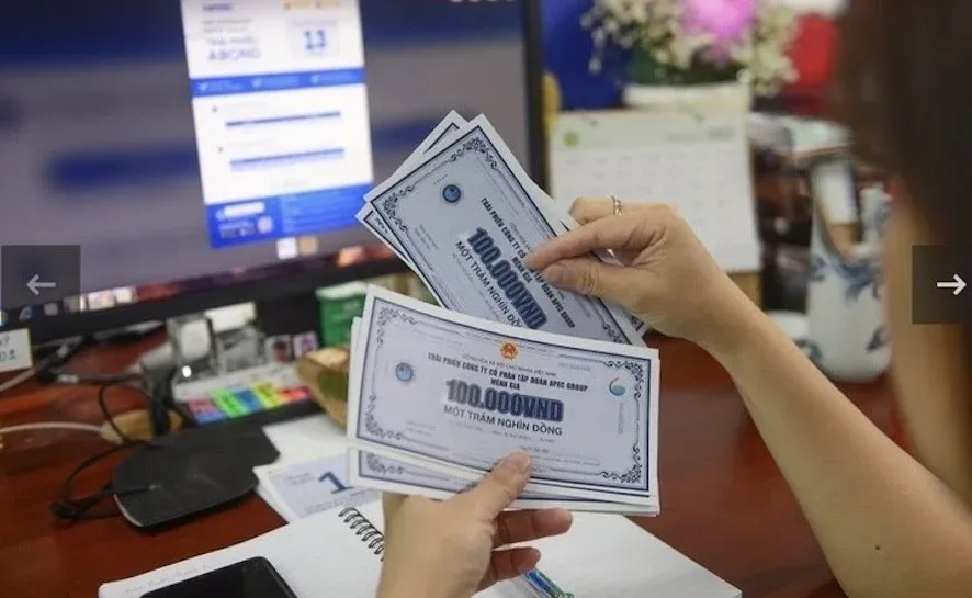 Nhà đầu tư xem chứng chỉ trái phiếu doanh nghiệp
