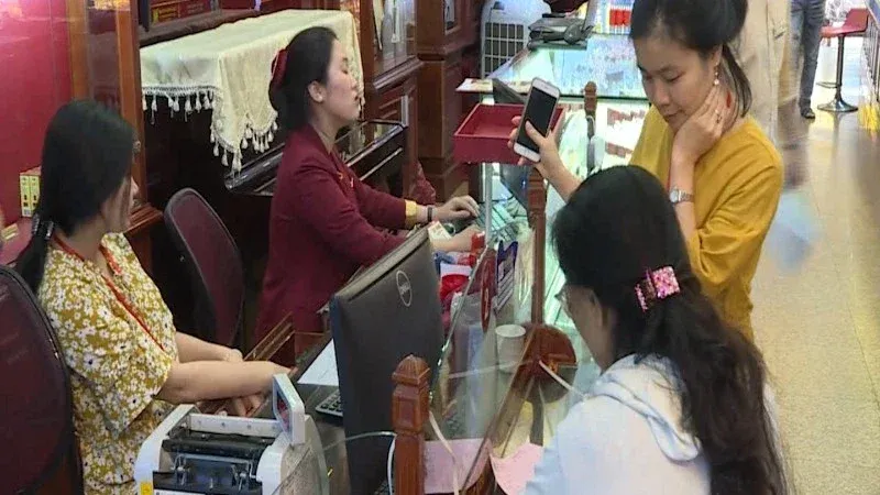 Thanh toán tại quầy giao dịch vàng