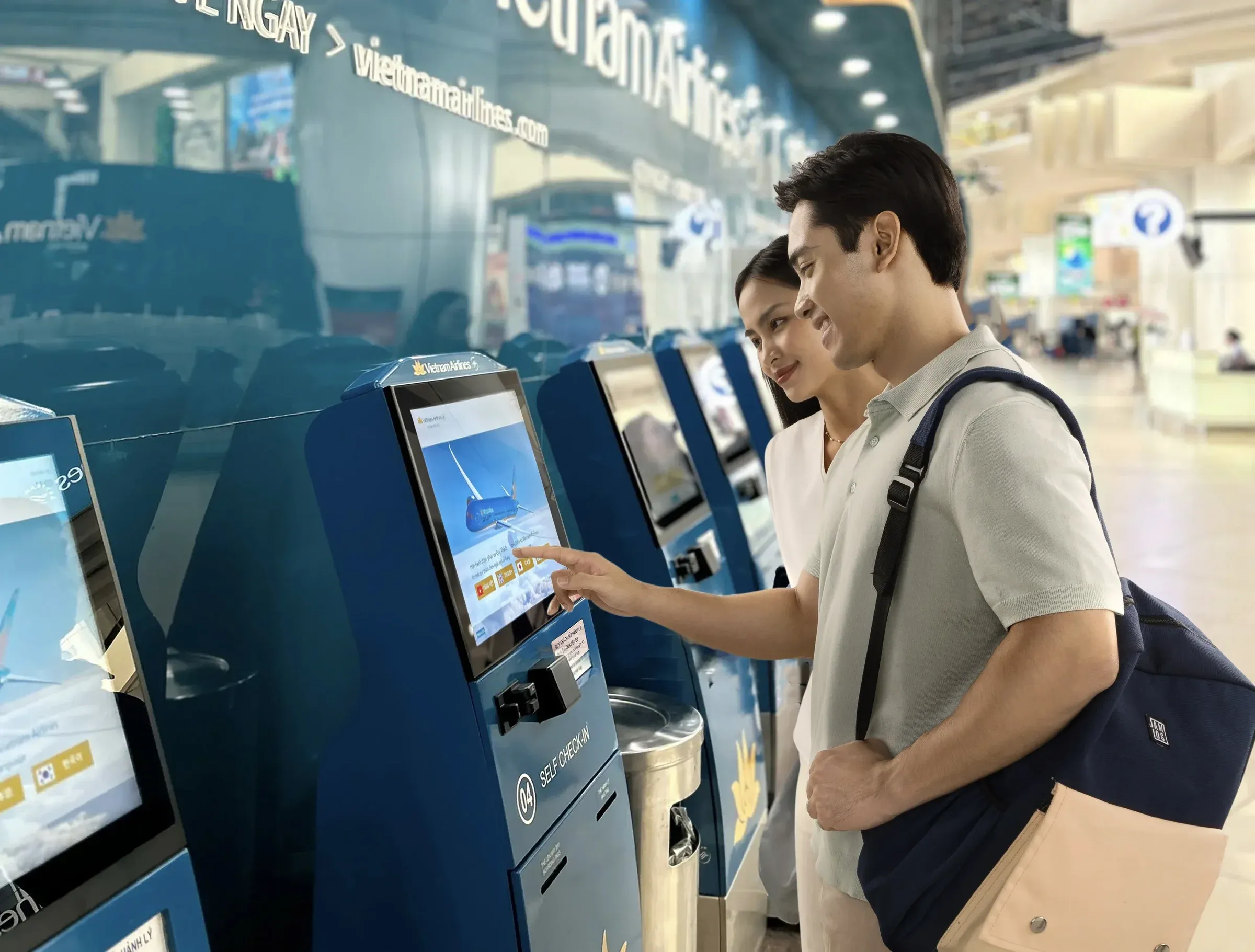 Hành khách làm thủ tục tại quầy tự phục vụ Vietnam Airlines