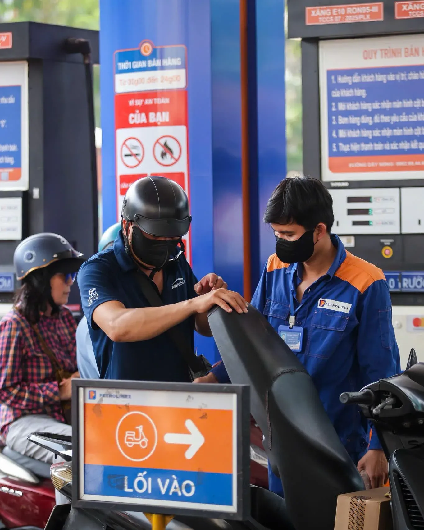 Giá xăng dầu trong nước đi qua độ trễ